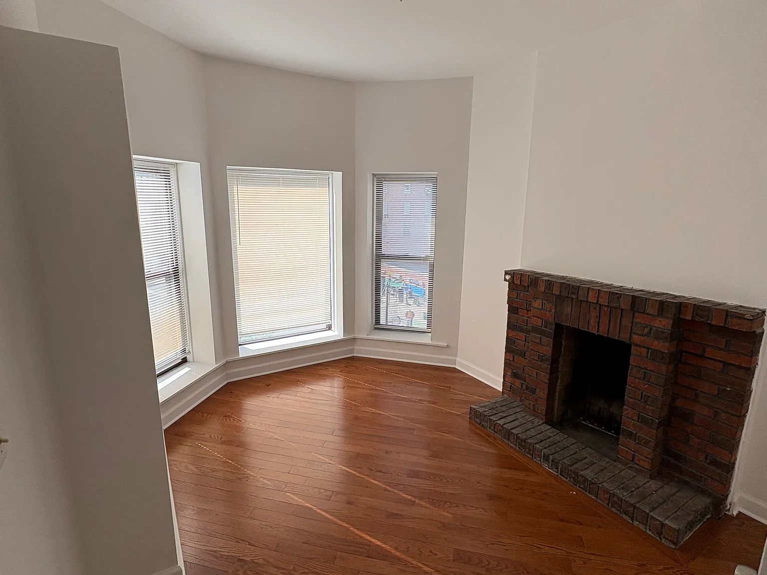 3 bed, 900 sqft, $2,100 — Photo 2