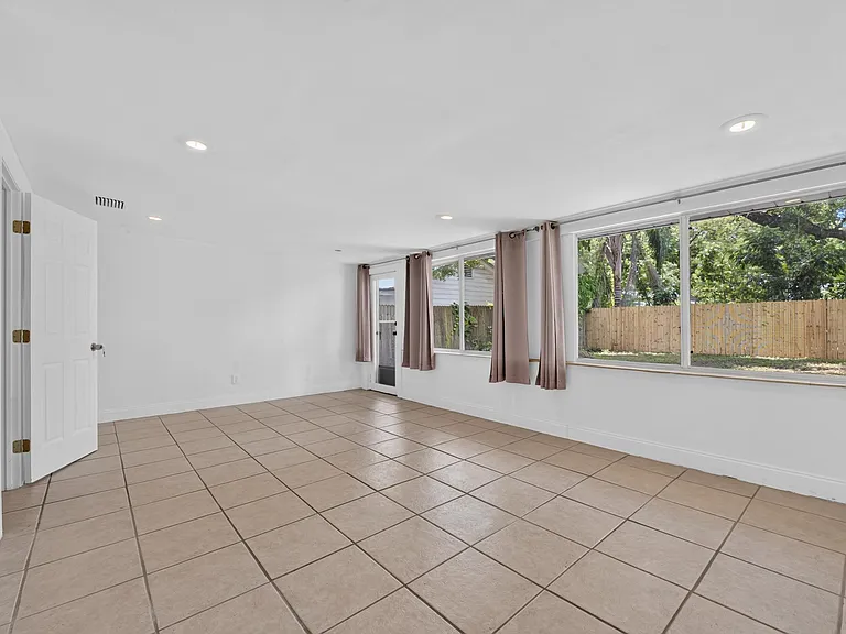 1005 E Flora St — Photo 15