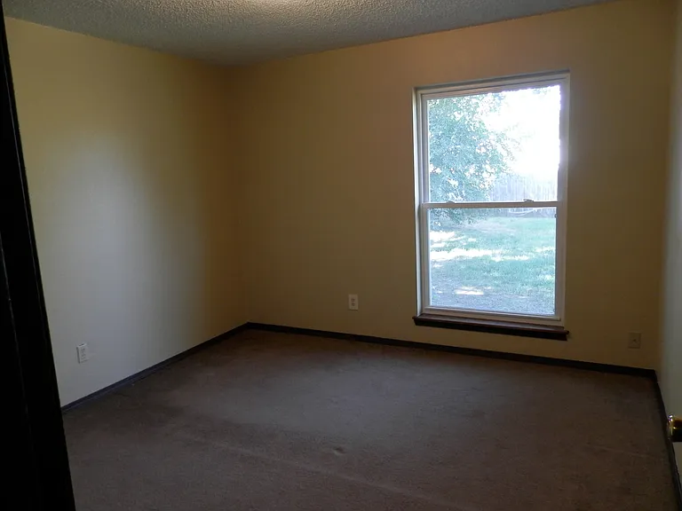 331 NE Spruce Ave — Photo 9