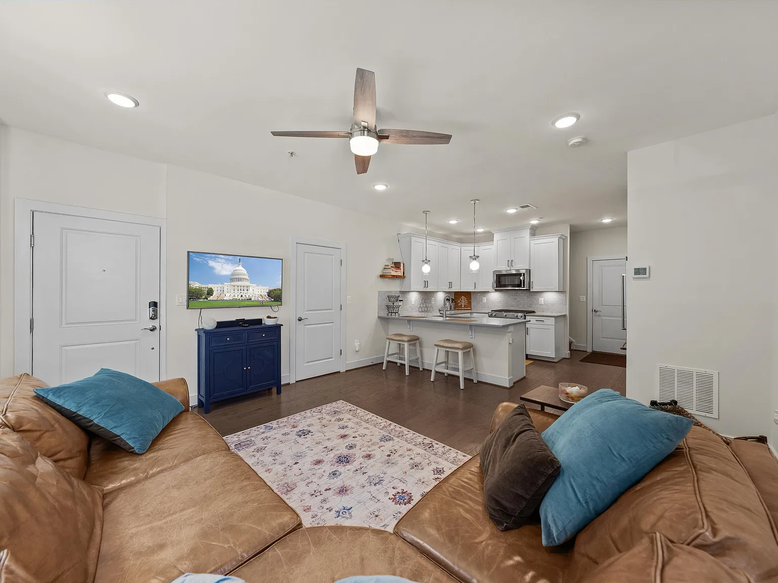 3 bed, 2.5 bath, 1700 sqft, $3,950 — Photo 3