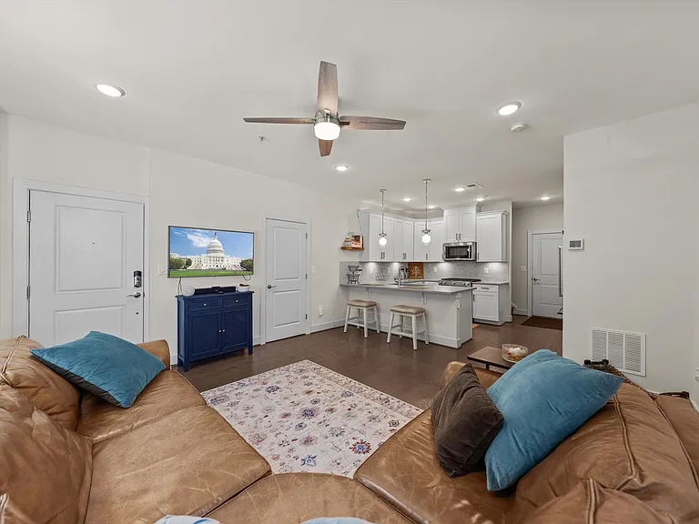 813 Rockwell Ave #813 — Photo 3