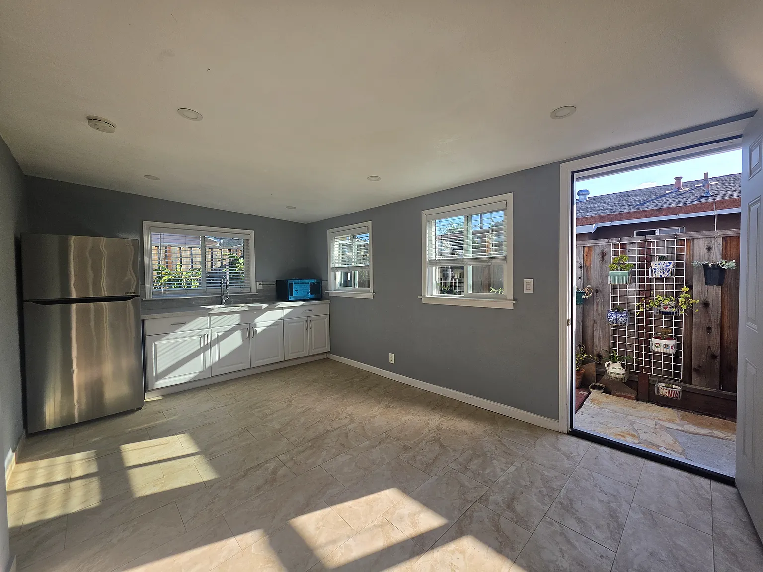 1 bed, 450 sqft, $2,100 — Photo 1