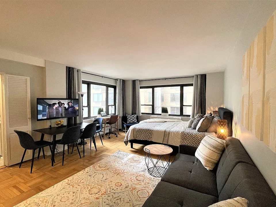 210 E 47th St #8A