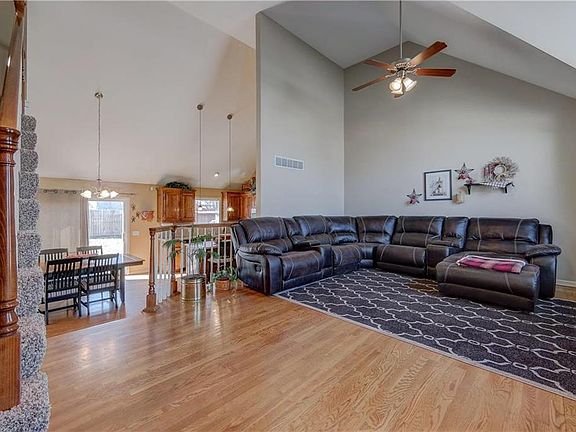 4th image of 18106 Rollins Dr