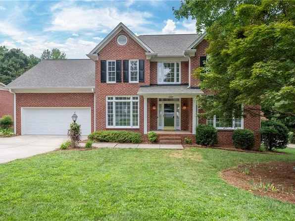 1227 Foxfire Dr, Greensboro, NC 27410