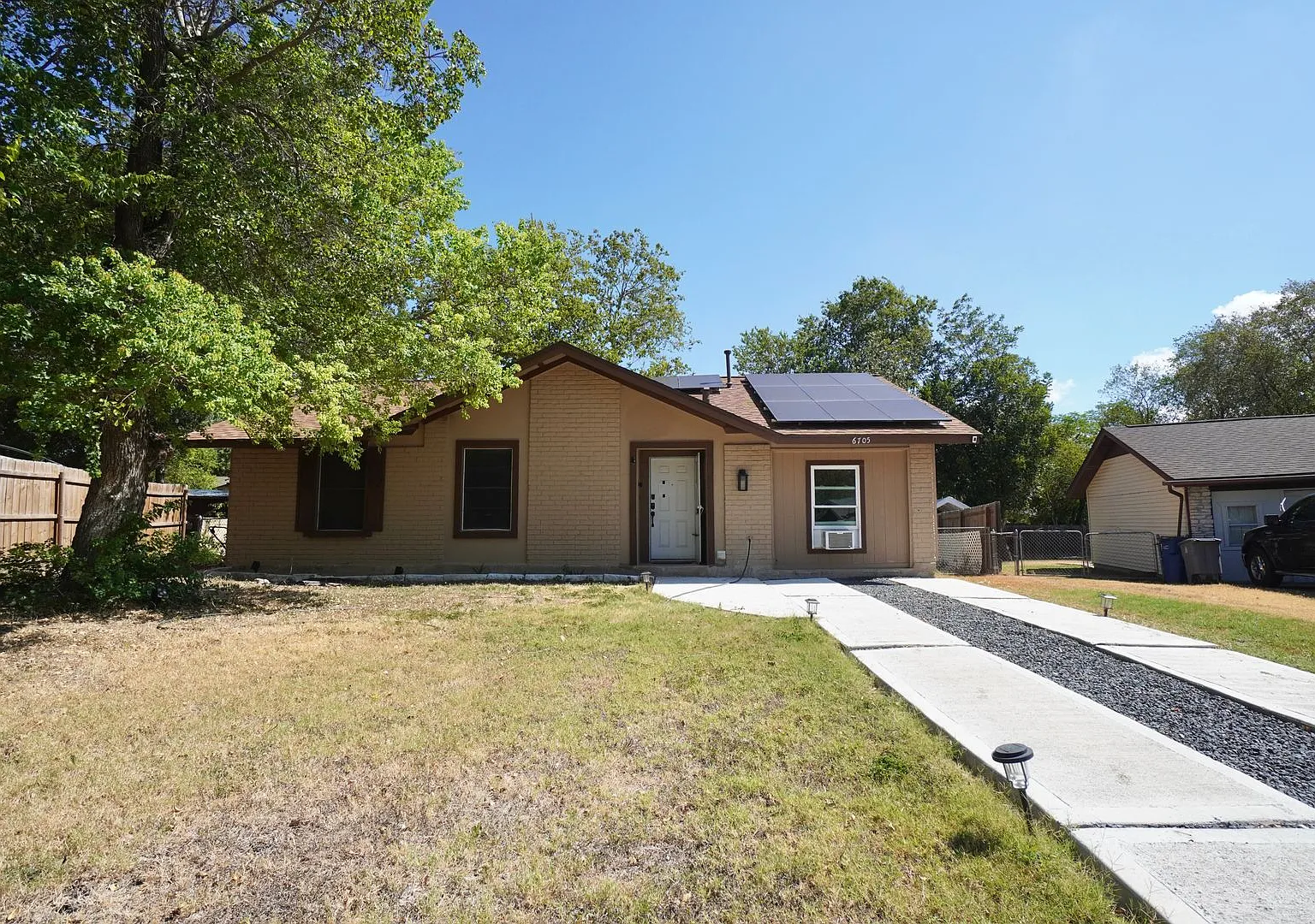 3 BR / 1 BA Charming Austin Home with Expansive Yard & Built-Ins! — Photo 2