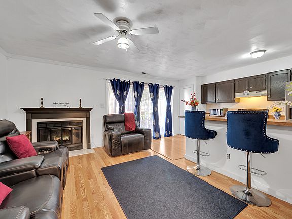 3rd image of 230 Bridgewater Dr #1