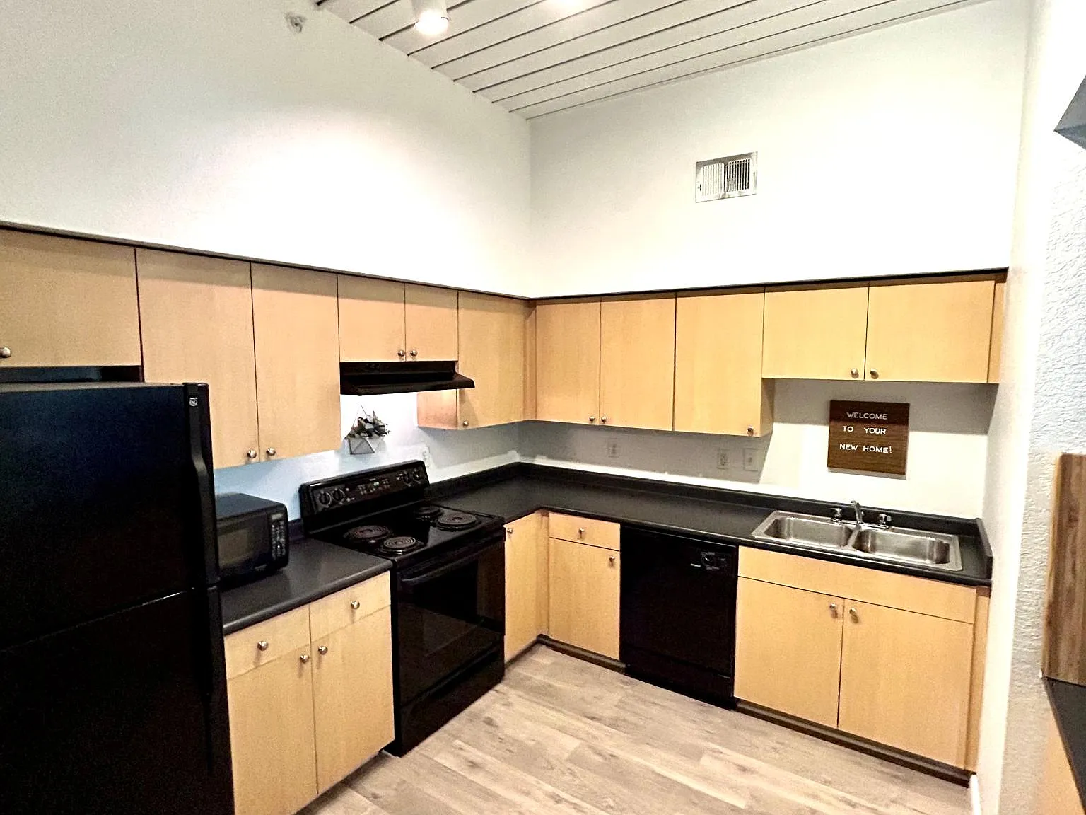 2410 W Azeele St — Photo 4
