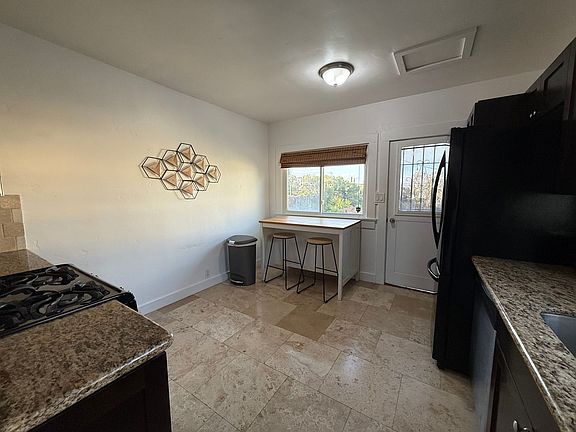 5th image of 2914 Copley Ave