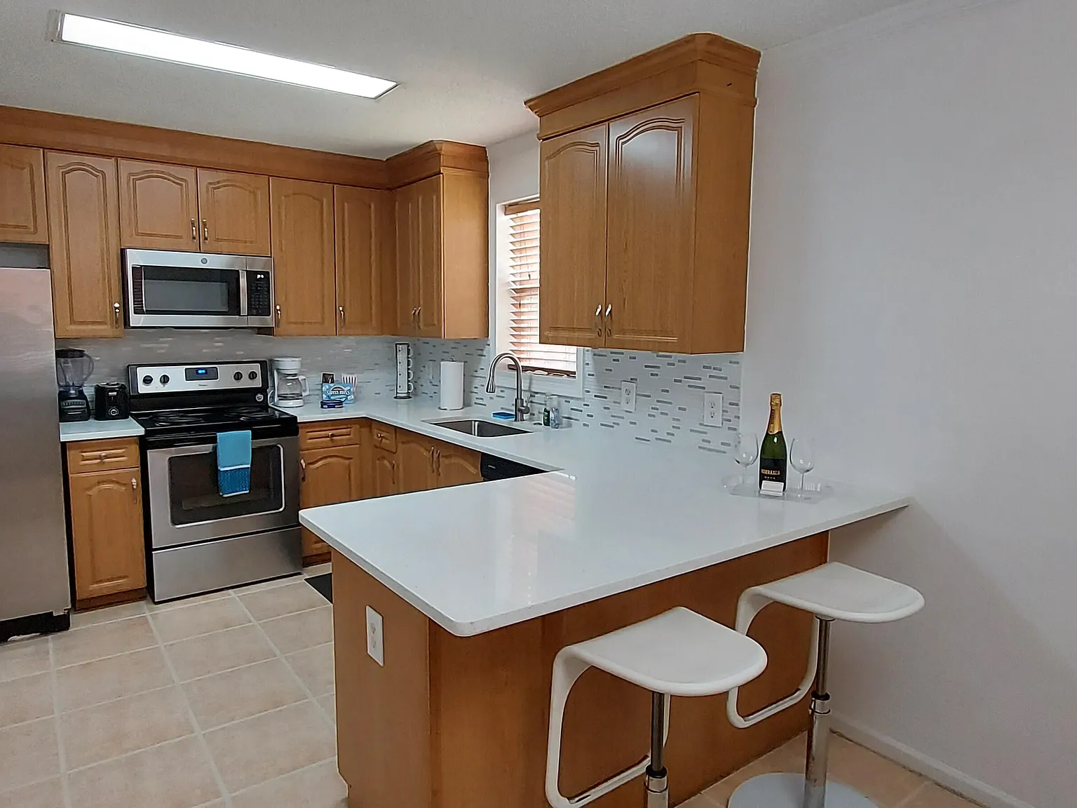 3 bed, 2.0 bath, 1304 sqft, $3,200 — Photo 2