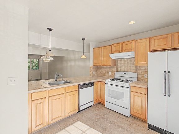 4th image of 6 Lilac Ct Unit 6