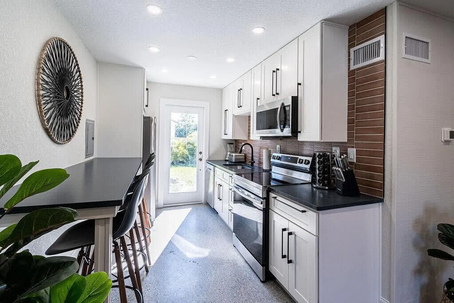 2 bed, 1.0 bath, $5,068 — Photo 4