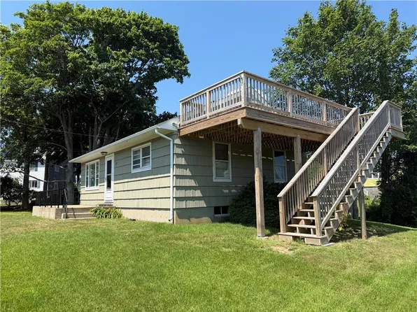 17 Saltaire Ave, Narragansett, RI 02882