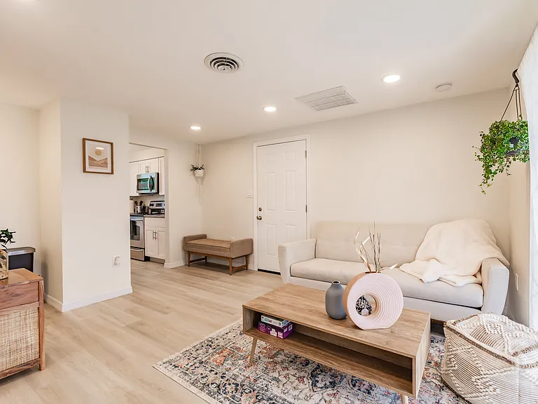 1611 Florence Ave #B — Photo 2