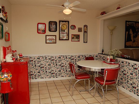Kitchenette Overlooking Family Room!
