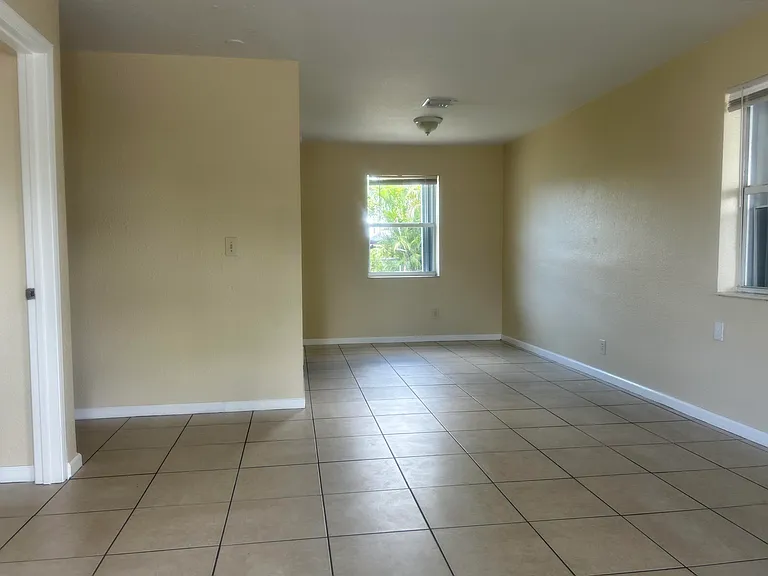 1021 W 2nd St #0 — Photo 1