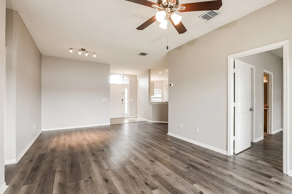 3 bed, 2.0 bath, 1259 sqft, $2,185 — Photo 4