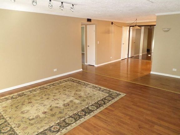 3rd image of 5S100 Pebblewood Ln APT C9