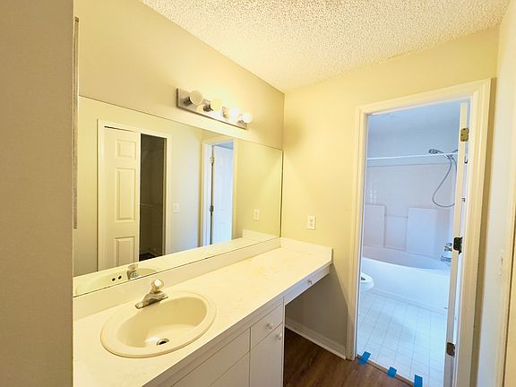 5th image of 858 Villa Dr