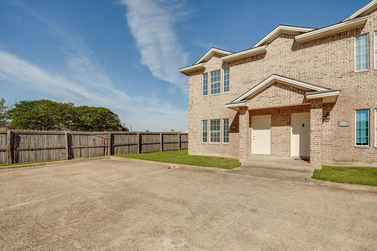 Building Photo - 1503 Hollowhill Dr #A