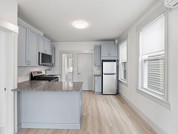 3rd image of 42 W 47th St #2R