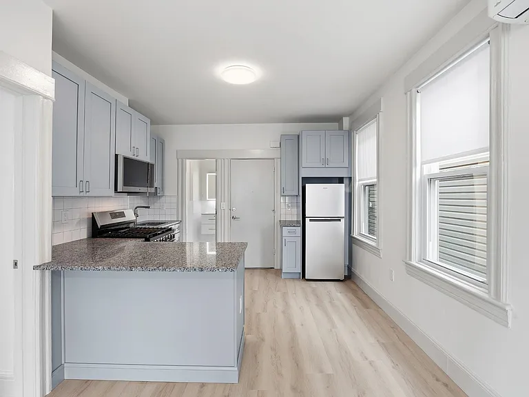 42 W 47th St #2R — Photo 3