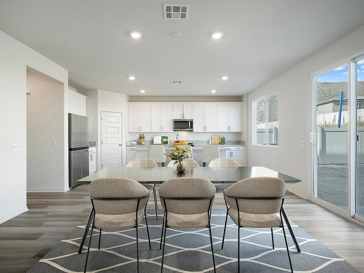 4 bed, 2310 sqft, $3,650 — Photo 3