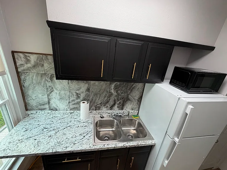1056 Walnut St — Photo 2