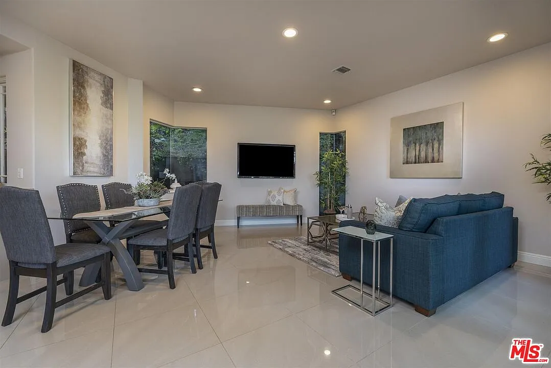 3 bed, 2.0 bath, 2488 sqft, $7,750 — Photo 4