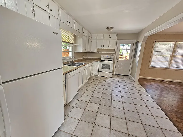 605 Green Acres Rd SE — Photo 4