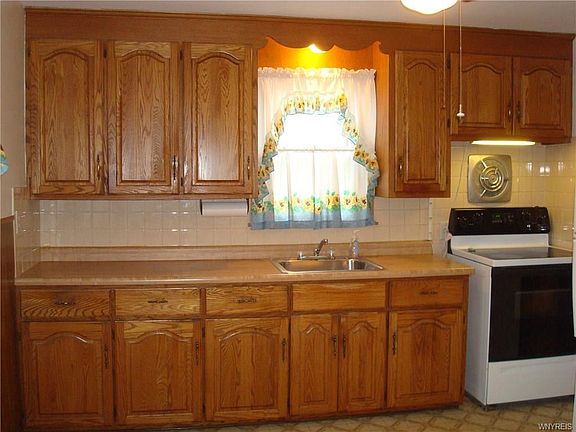 3rd image of 147 Gardenvale Dr