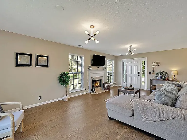 3 bed, 2.5 bath, 1947 sqft, $2,400 — Photo 4