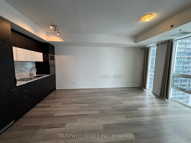 318 Richmond St W #1810 — Photo 3