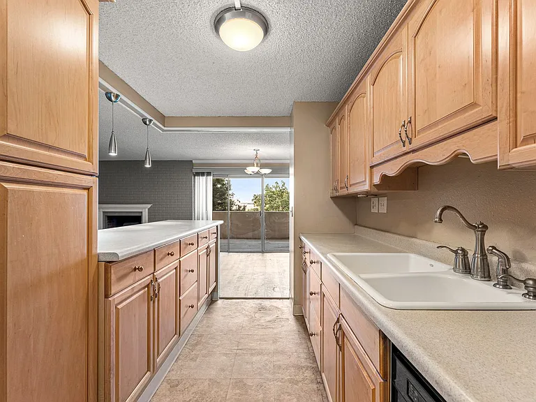 2 Adams St #402 — Photo 7