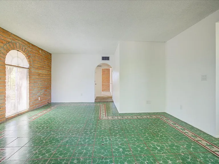 3425 E Fairmount St — Photo 8