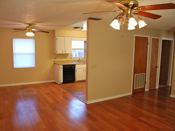 3rd image of 503 Cricket Hollow Ln