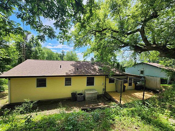 3rd image of 400 Woodcrest Ln
