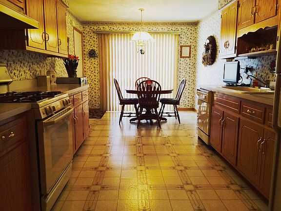 4th image of 11 Saint Moritz Dr Unit 102