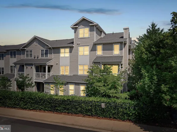 12797 Fair Briar Ln, Fairfax, VA 22033