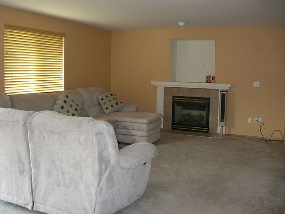 family room w/gas fireplace