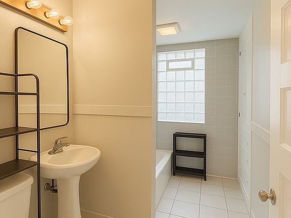 2nd image of 1827 E Kenwood Blvd