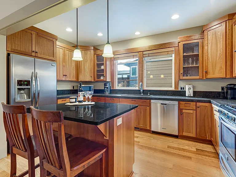 110 NW Black Hawk Ave — Photo 7