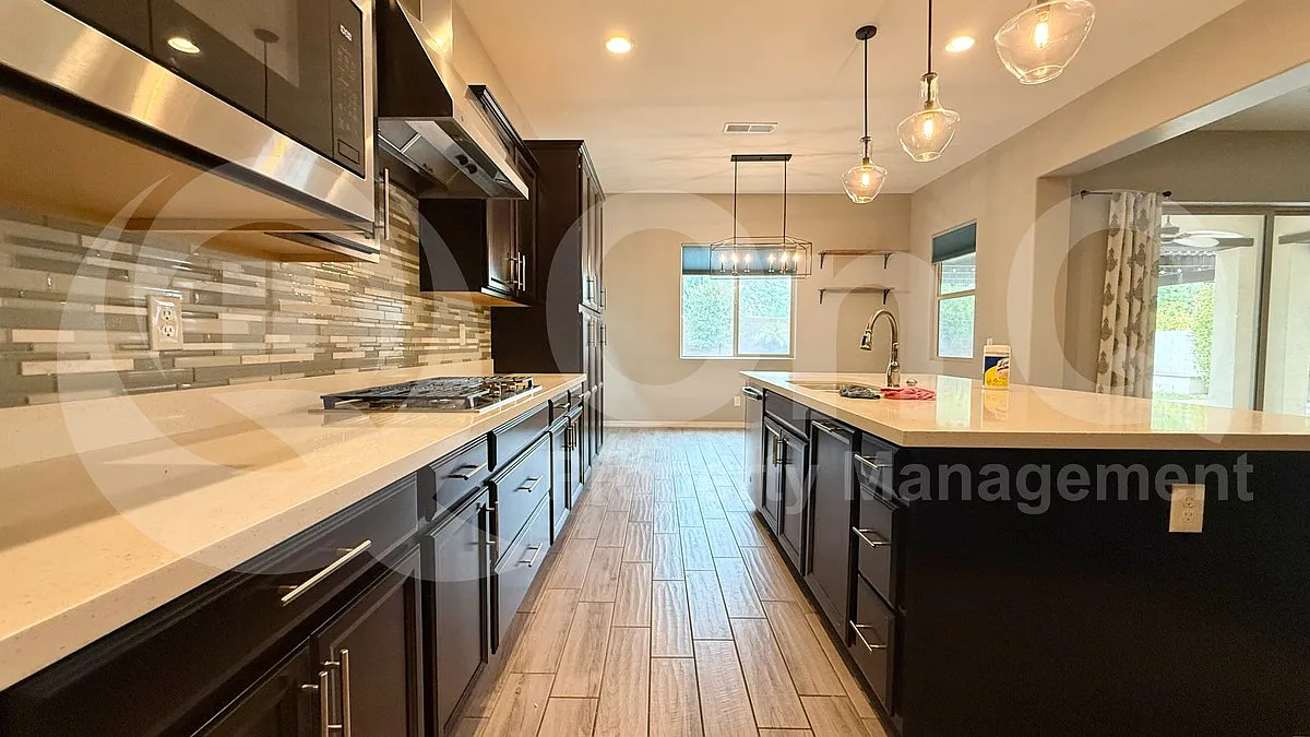 4 bed, 2.5 bath, 3240 sqft, $3,099 — Photo 4