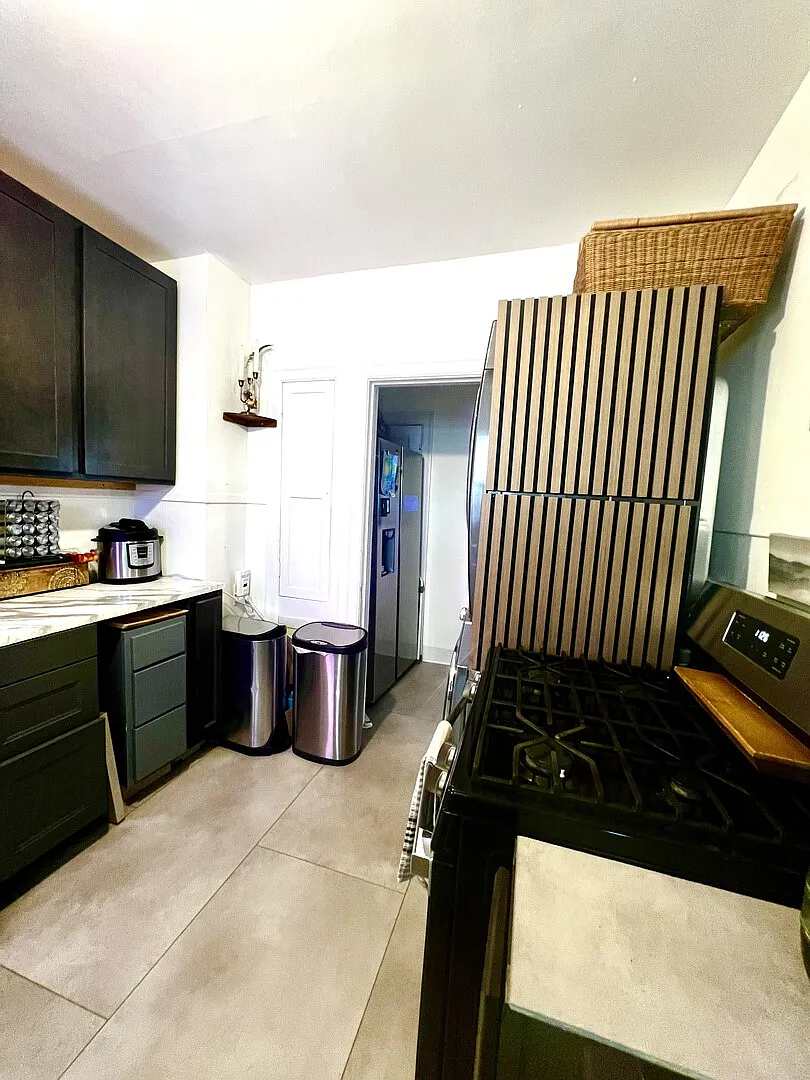 Furnished Charming Home in Tree Paradise Travis Heights — Photo 3