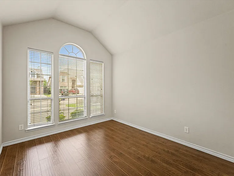 8204 Hitching Trl — Photo 6