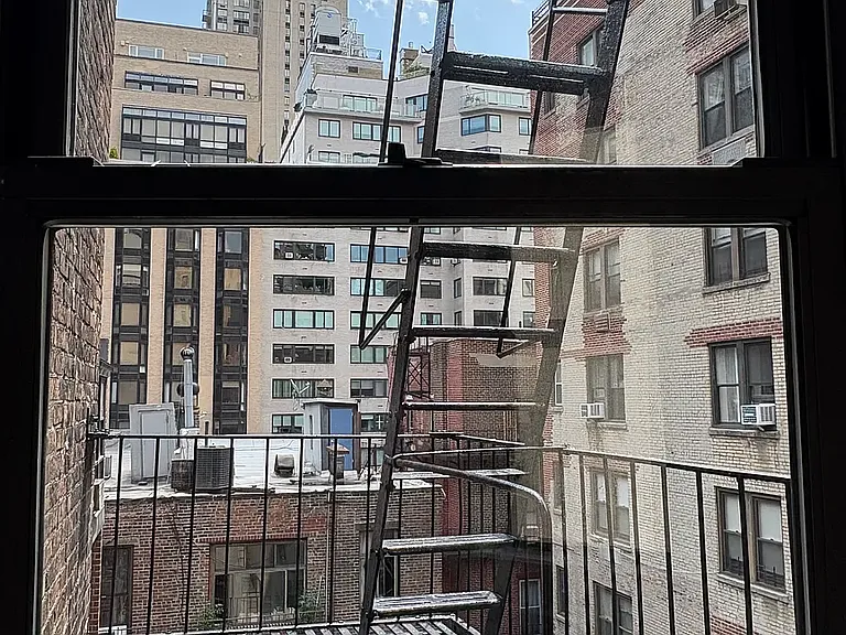 124 E 85th St #5R — Photo 2