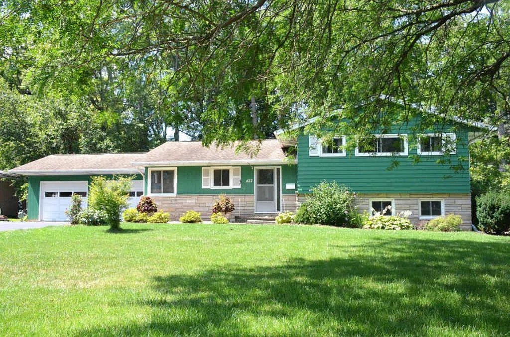 437 Hickory Dr photo 1