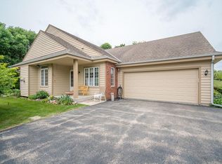 N48W16215 Lone Oak Ln, Menomonee Falls, WI
