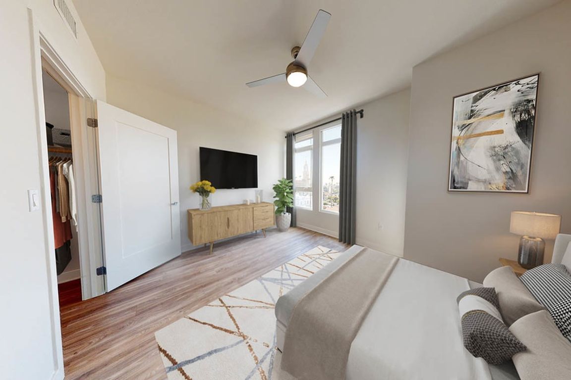 Spacious apartment homes in Hollywood with scenic views