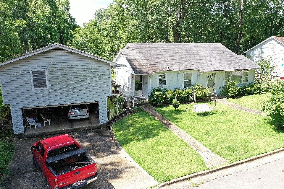 1st image of 815 E 8th St